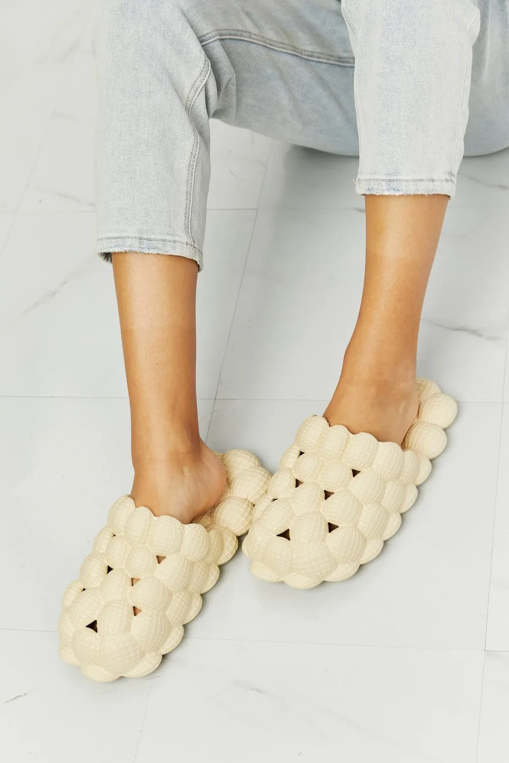 Bubble Slipper Slides in Cream