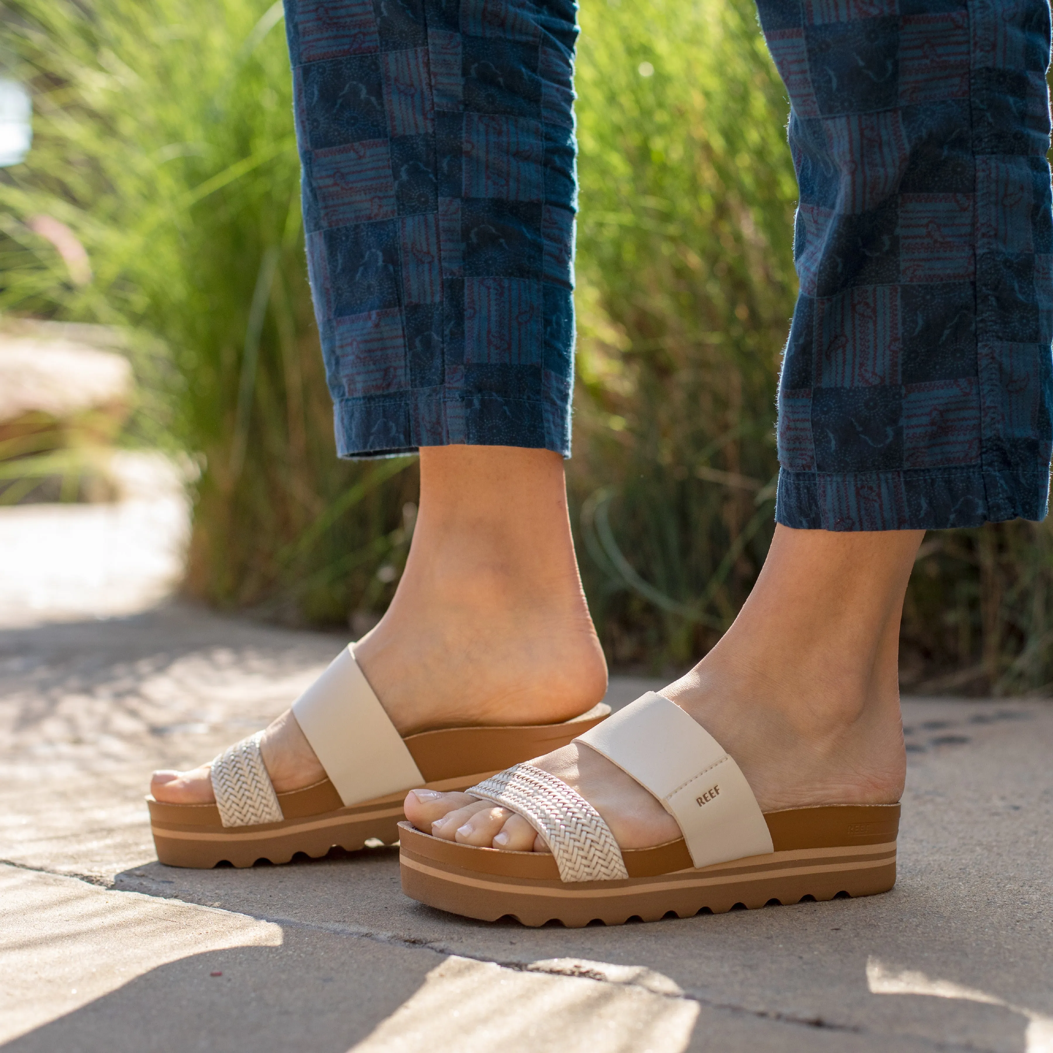 REEF CUSHION VISTA HI WOMENS SANDAL - VINTAGE WHITE